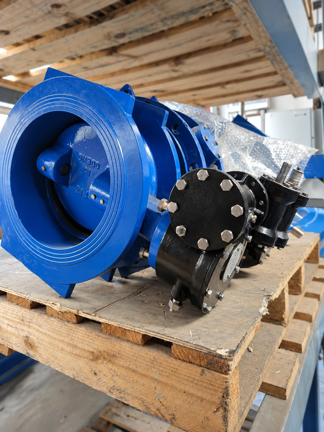 Blue valve with a gearbox on a timber pallet